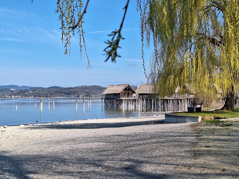 Blick auf die Pfahlbauten in Unteruhldingen vom nahen Hafengelände aus