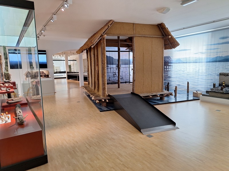 In der alm-Dauerausstellung "Welt der Pfahlbauten" - 4: begehbares Modell