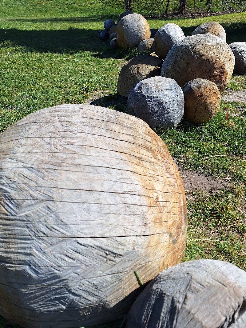 Dangaster Kunstpfad - Thorsten Schütt, Gedankenkugeln