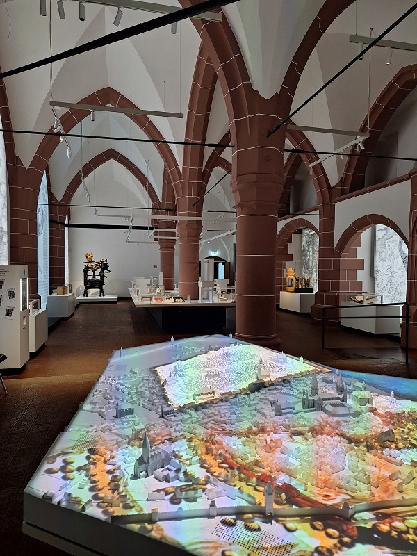 Gutenberg-Museum MOVED: im Kirchengewölbe des Klarissenklosters heißt es "Mediengeschichte(n)"