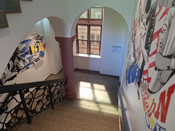 Gutenberg-Museum MOVED: im Treppenhaus geht man auf mediale Bilderreise zur Museumsgeschichte