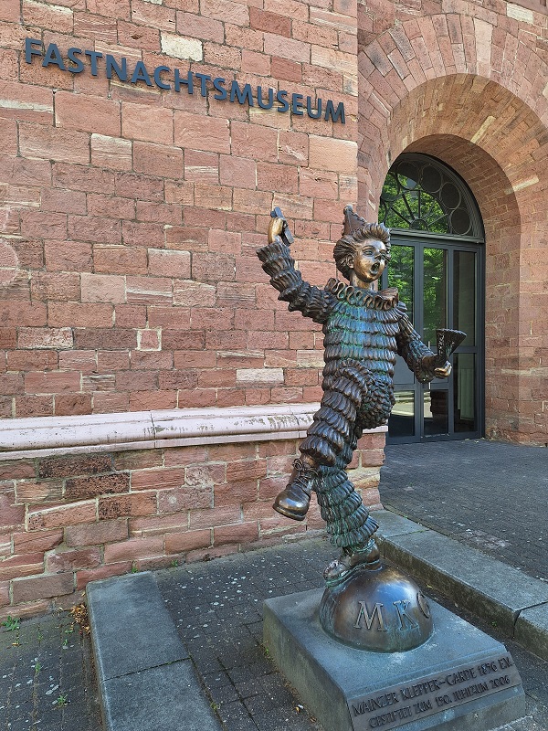Mainzer Fastnachtmuseum: Eingang mit Narren-Figur