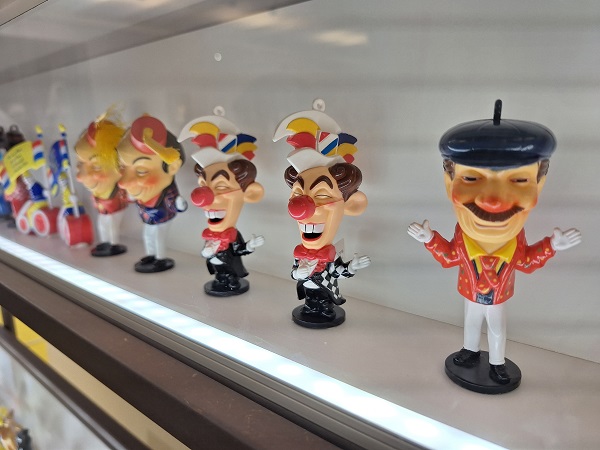 Mainzer Fastnachtmuseum: viele Vitrinen voller Zugplakett(s)chen