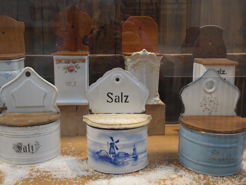 Salz- und Hansestadt Lüneburg: historische Salztöpfe im Dt. Salzmuseum