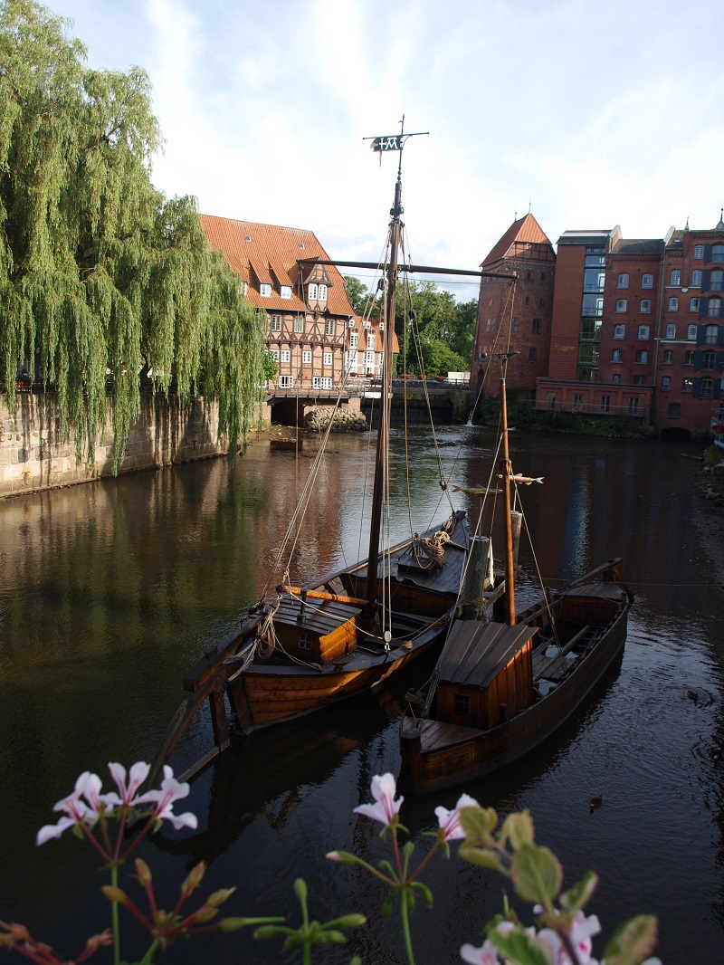 Salz- und Hansestadt Lüneburg: originalgetreue Nachbildungen zweier Salztransporter im Hafen