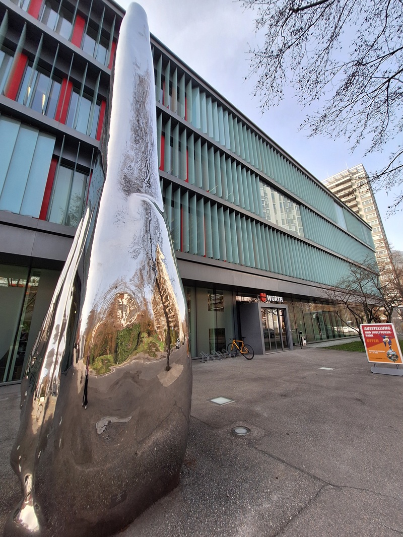 Forum Würth in Chur: Kunstvolle Begrüßung draußen