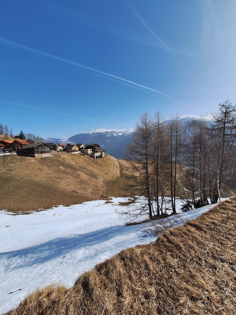 Center da Capricorns: Blick aufs Chalet des Hotel-Restaurants Capricorns-Wergenstein allgegenwärtig
