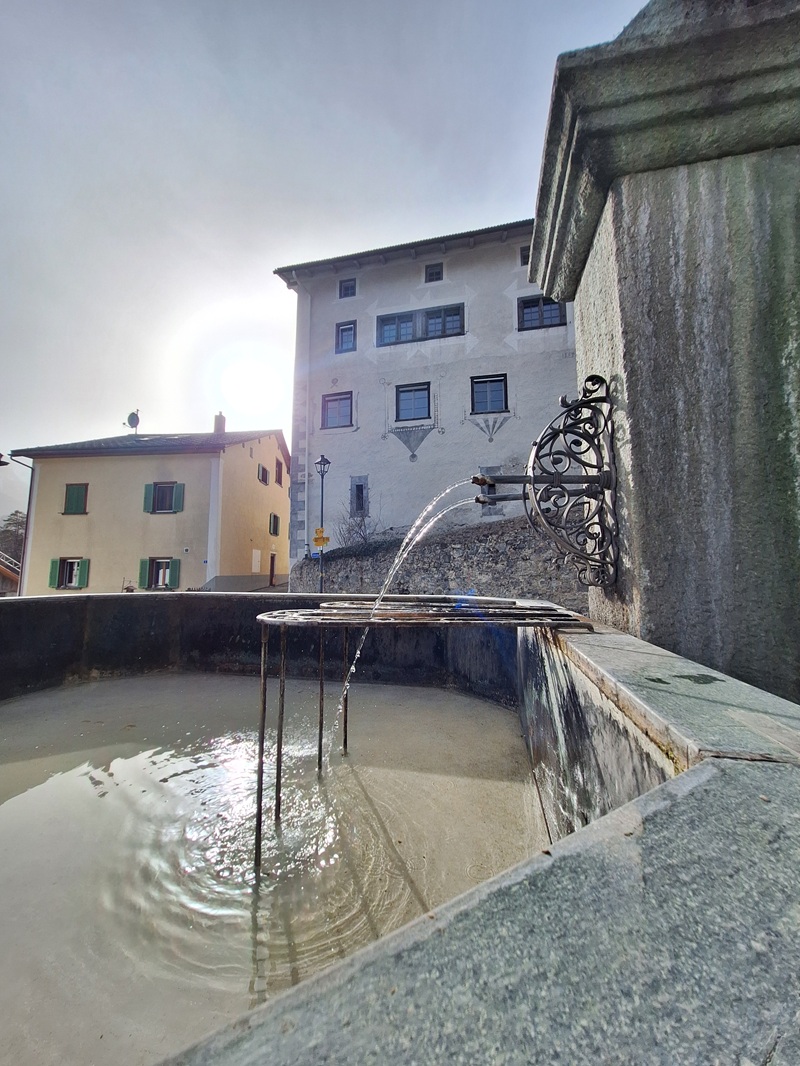 Fürstenau in Graubünden: im Stoffelhaus (Mitte) gibt's Fresken aus dem 14. Jh.