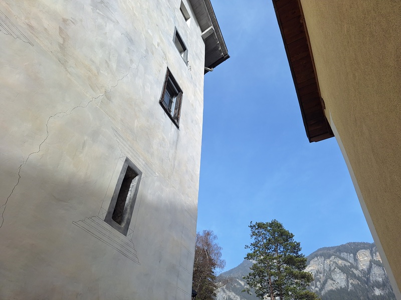 Fürstenau in Graubünden: die Gassen im kleinen Burgstädtchen sind teils eng