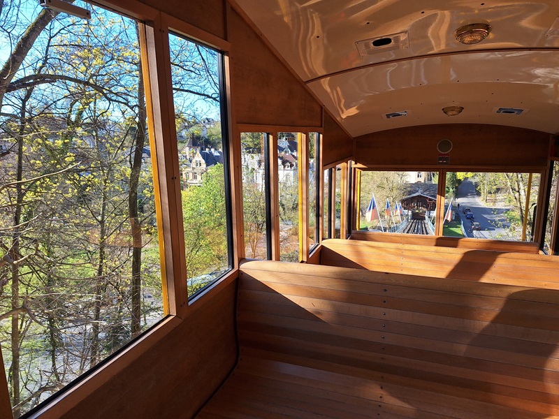 Nerobergbahn Wiesbaden: Einsteigen, Aussicht ins Tal genießen und die kurze Fahrtzeit bedauern.