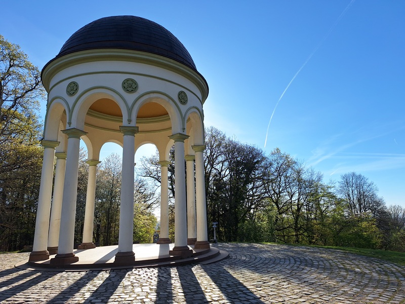 Nerobergbahn Wiesbaden: Erster Blickfang und Foto-Hotspot oben ist der Monopteros, ein kleiner Aussichtstempel.
