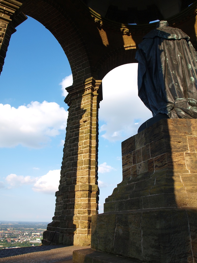 Kaiser-Wilhelm-Denkmal, Porta Westfalica: Panoramablick auf die "Westfälische Pforte"