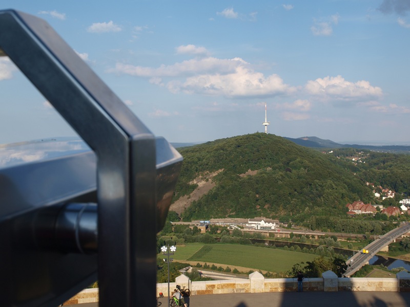 Kaiser-Wilhelm-Denkmal, Porta Westfalica: Blick auf den Jakobsberg, wo u.a. der Sandstein fürs Denkmal abgebaut wurde