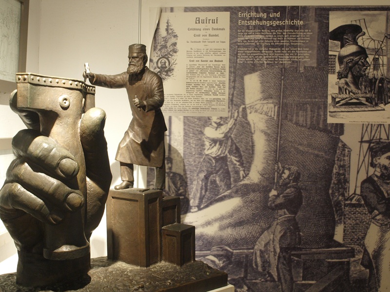 Das Hermannsdenkmal im Teutoburger Wald: Ausstellung in der abgebrannten Bandelhütte
