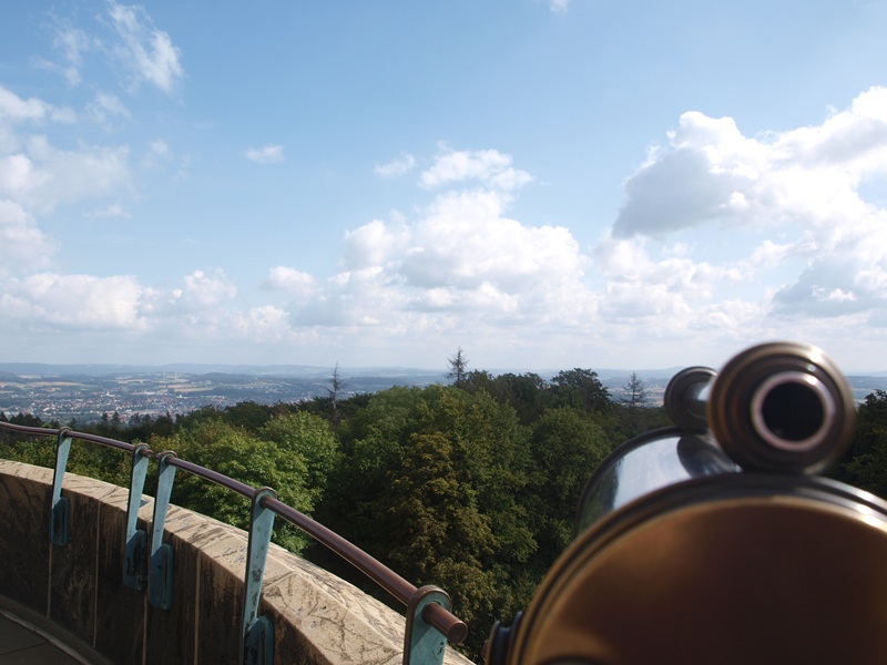 Das Hermannsdenkmal im Teutoburger Wald: Blick von der Panoramaterrasse über Ostwestfalen-Lippe