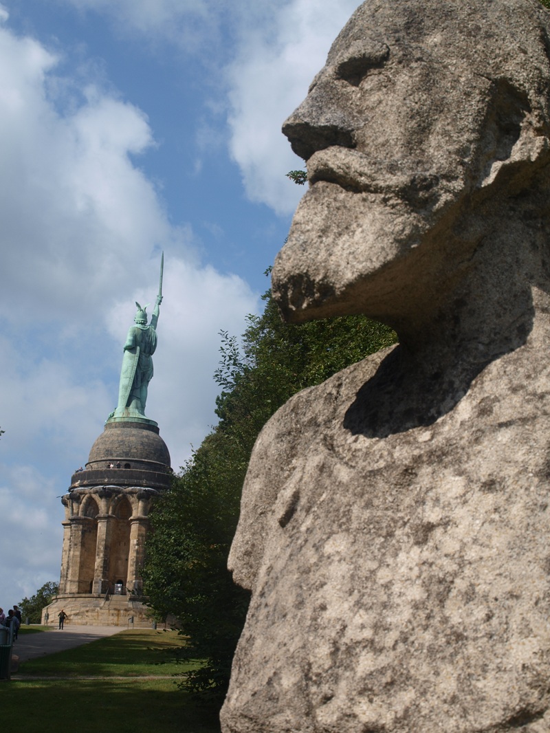 Das Hermannsdenkmal im Teutoburger Wald: Blick von der Bandel-Büste weiter zum Denkmal