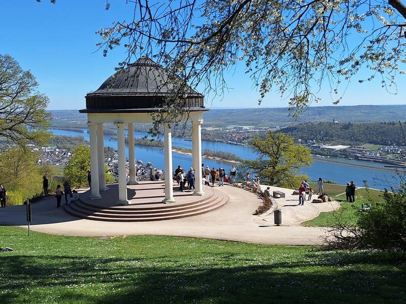 Seilbahn Rüdesheim: Unweit der Bergstation liegt zunächst ein Aussichtstempel