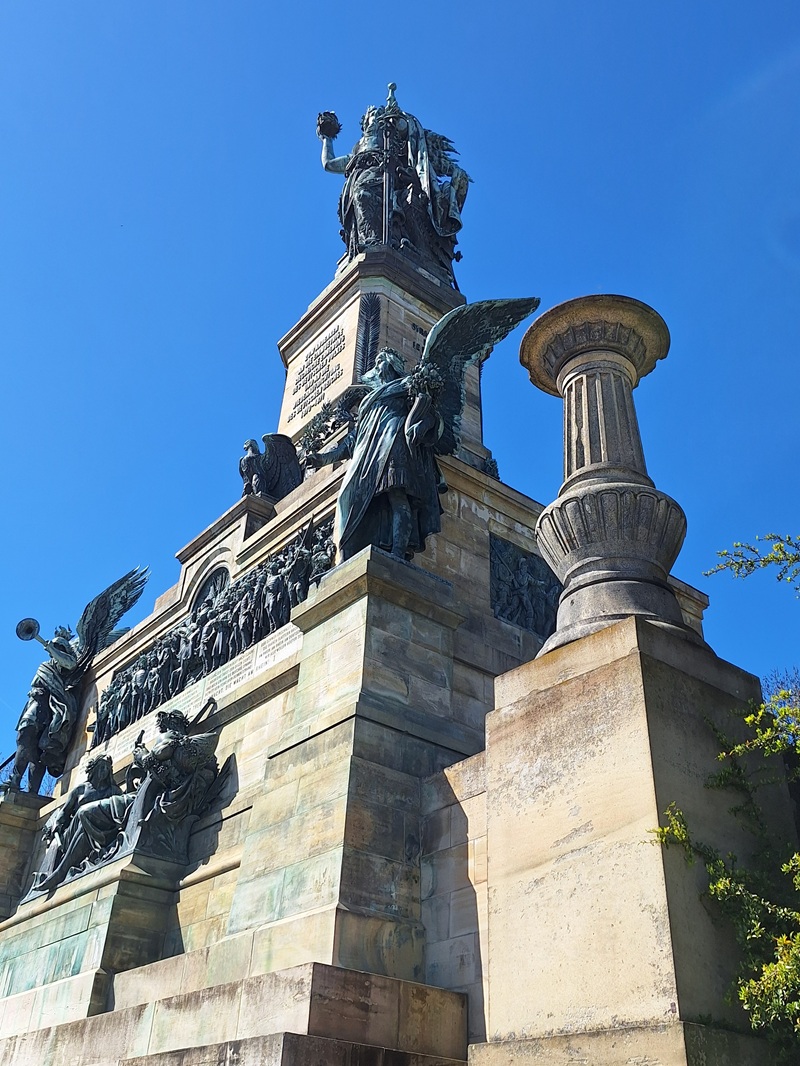 Seilbahn Rüdesheim: Von der Bergstation geht's für alle zur Germania, dem Niederwalddenkmal