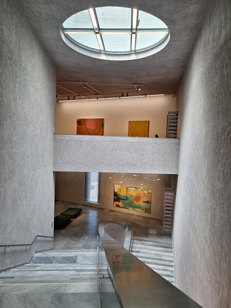 Kunstmuseum Basel: Treppenhaus mit Sonderausstellung H. Frankenthaler im Neubau