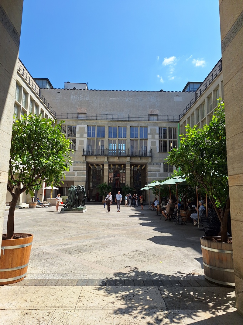Kunstmuseum Basel: Blick in den Innenhof des Altbaus mit Museumscafé-Terrasse