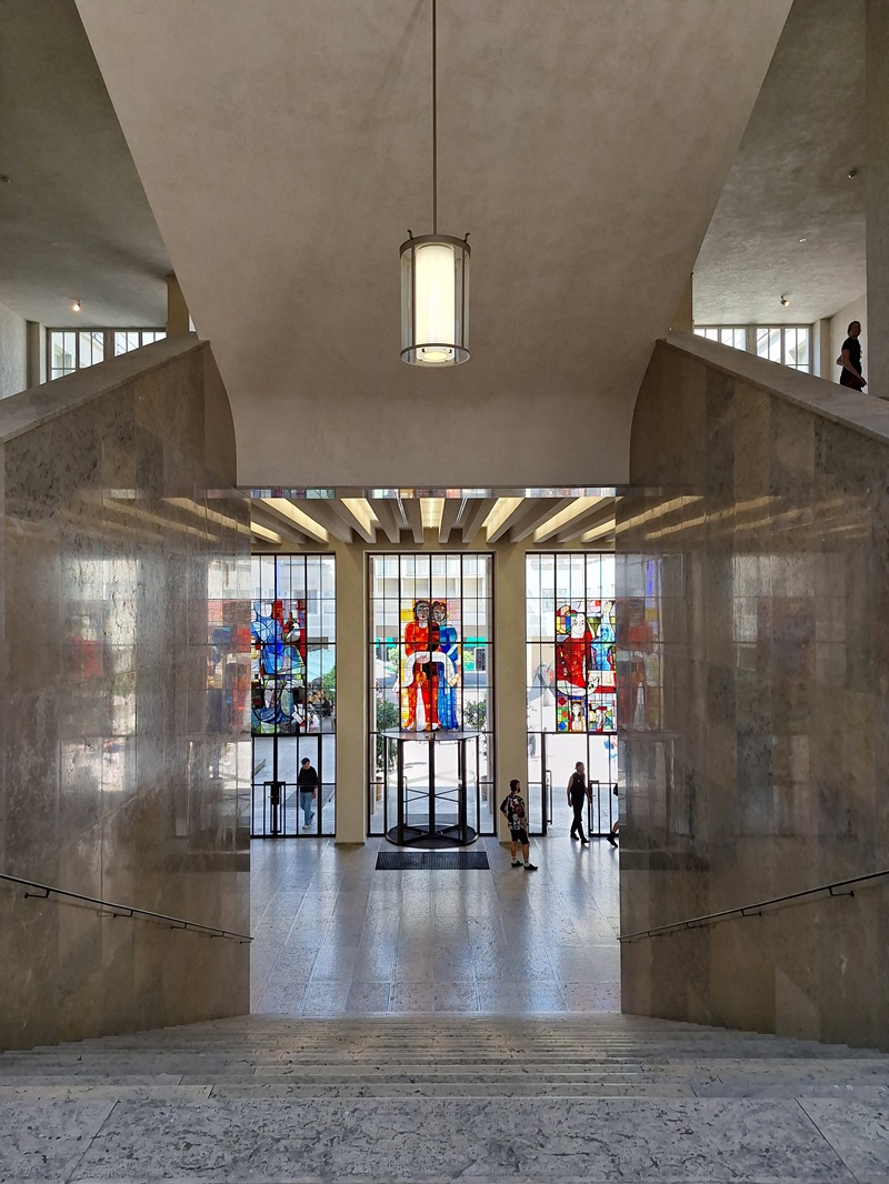 Kunstmuseum Basel: Blick in das Haupt-Treppenhaus des Altbaus mit Fensterbildern