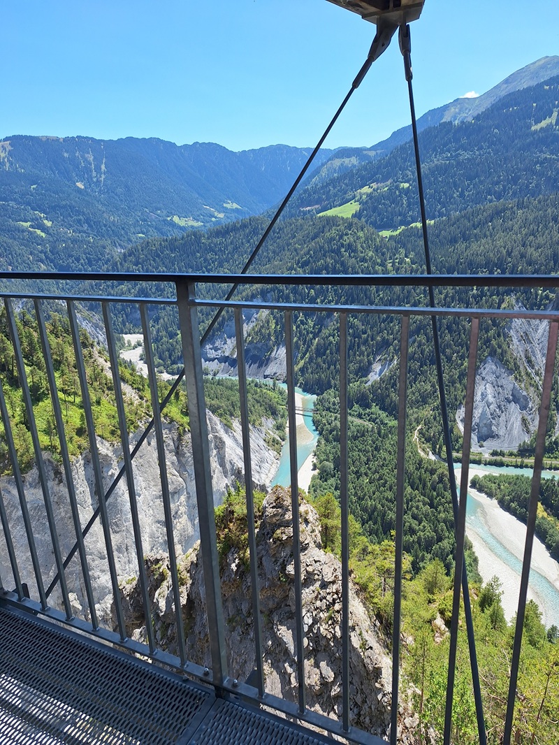 Rheinschlucht, Graubünden: Von der Aussichtsplattform "Il Spir" bietet sich ein 180-Grad-Panorama in den "Swiss Grand Canyon".