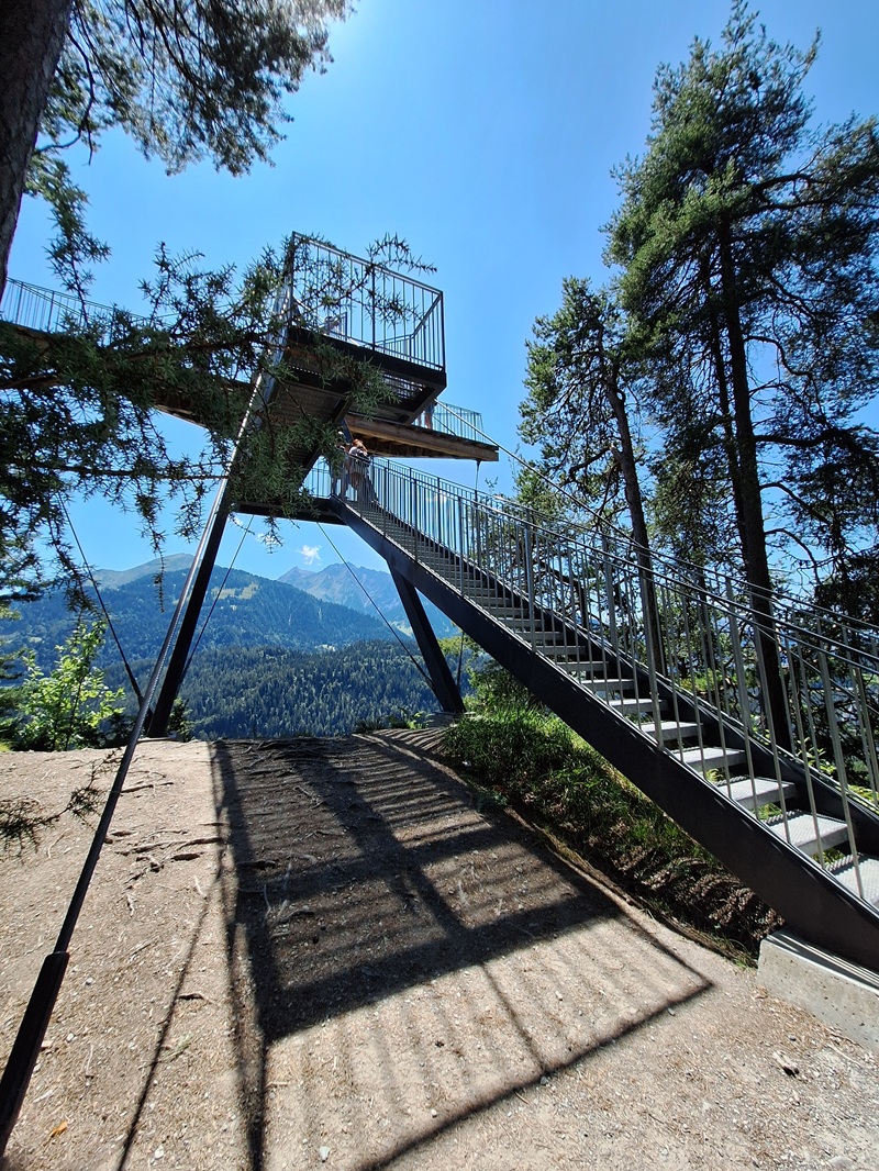 Rheinschlucht, Graubünden: Die Aussichtsplattform "Il Spir" ist am Schluchtenrand das Ziel vieler Wanderer
