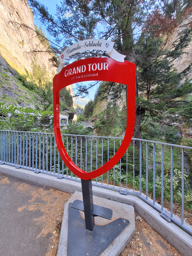 Viamala/Graubünden: Die Schlucht ist Teil der "Grand Tour of Switzerland“, wie der Foto-Hot-Spot am oberen Parkplatz verrät