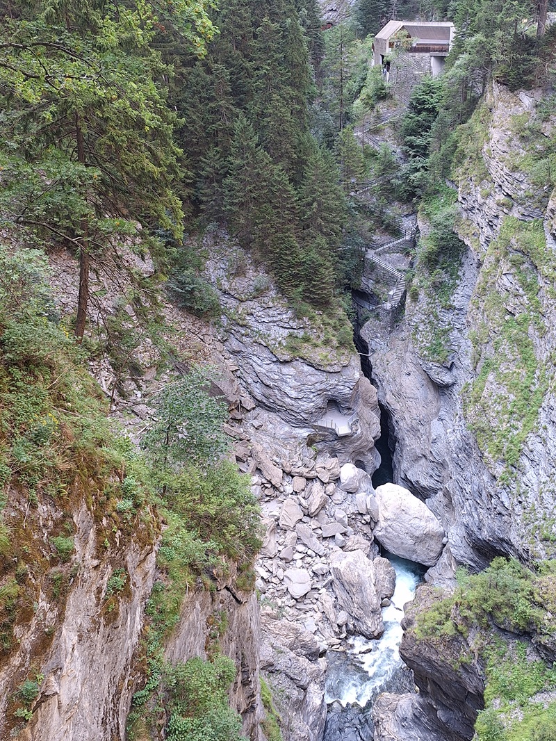 Viamala/Graubünden: Blick von der Route 13 tief in die Schlucht hinein, wo man die Treppen der Besucher-Zuwegung kaum ausmachen kann