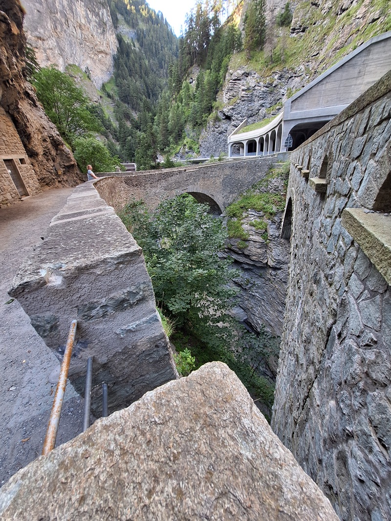 Viamala/Graubünden: Blick auf die alte Bogenbrücke an der Route 13 – längst ersetzen komfortable Tunnel und Straßen den uralten Säumerpfad