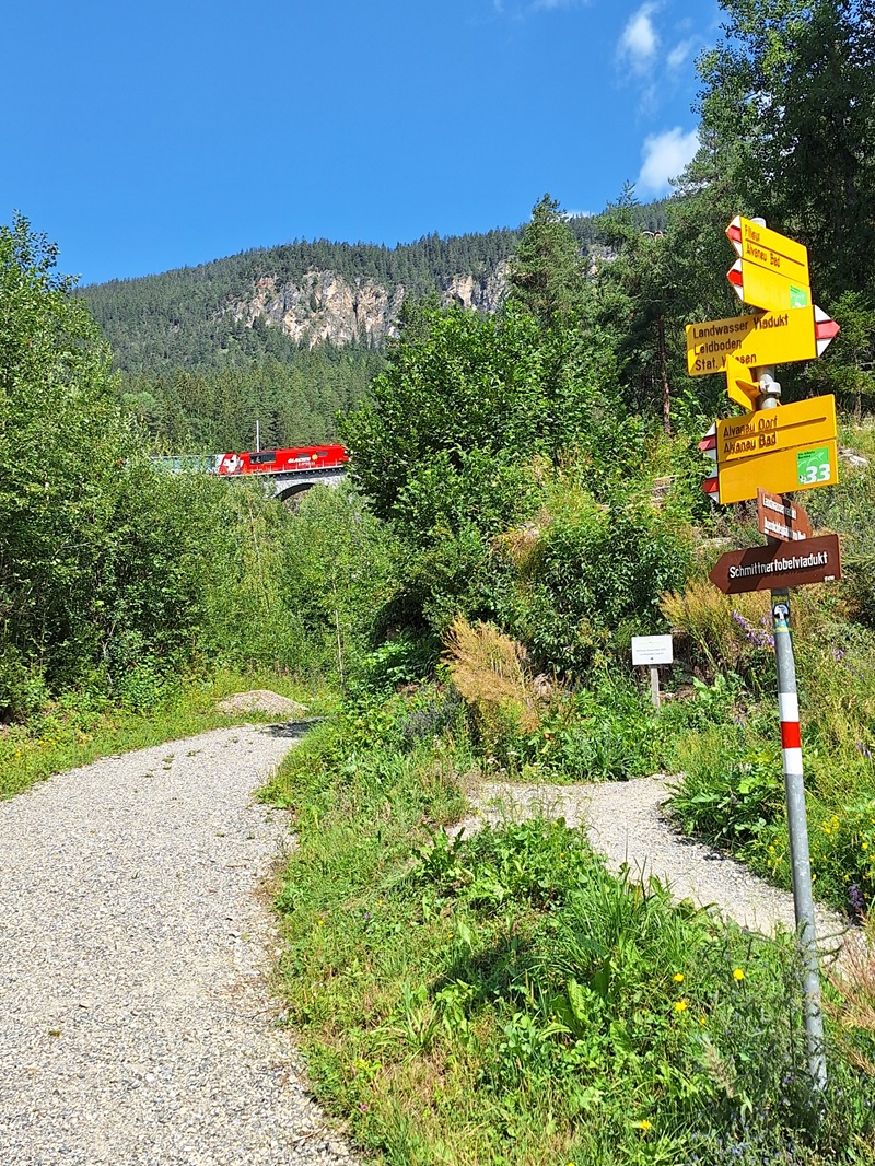 Landwasserviadukt, Graubünden: Nicht täuschen lassen, kurz vorher gibt es noch ein kleineres Viadukt – vom Parkplatz sind 15 Fußminuten bis zum Landwasserviadukt.