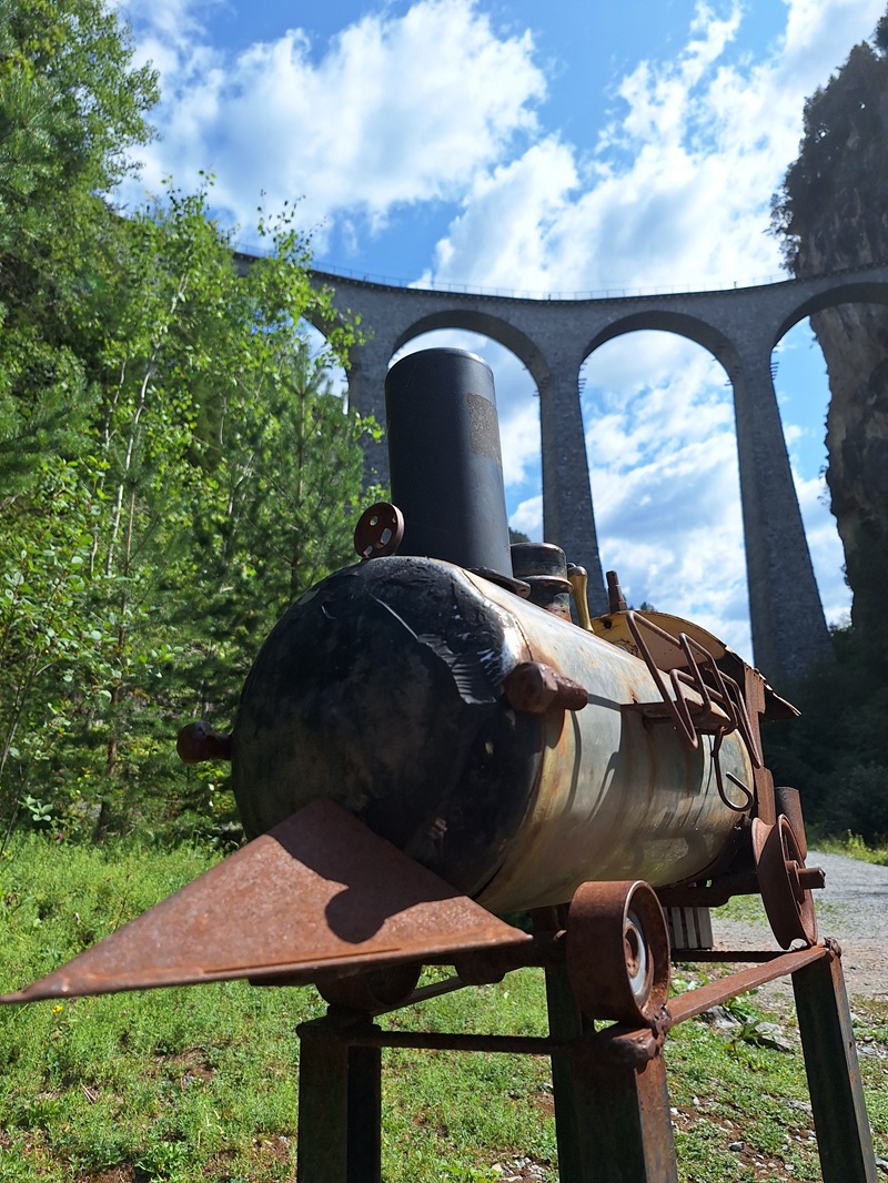 Landwasserviadukt, Graubünden: An der Albulastrecke ab 1898 gebaut, die drei Hauptpfeiler des Landwasserviadukts etwa entstanden 1901/1902.