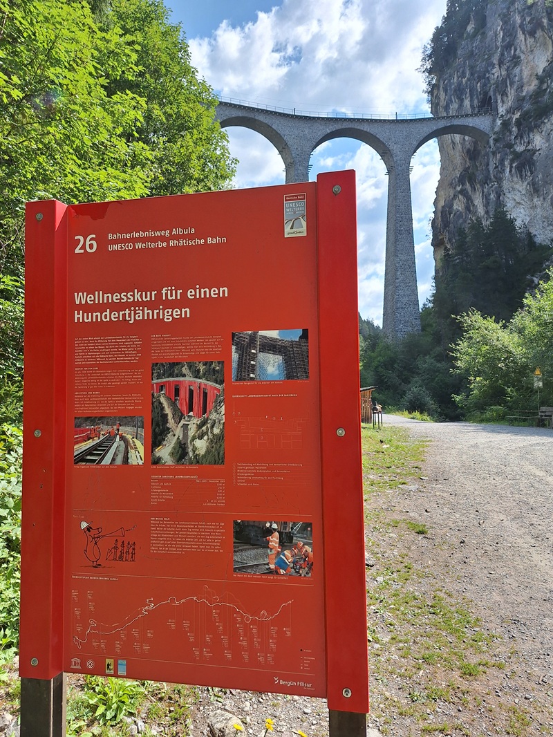 Landwasserviadukt, Graubünden: Infotafeln unterhalb der Eisenbahnbrücke bringen dem Besucher wichtige Aspekte der Albulalinie näher.