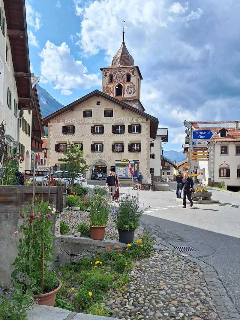 Parc Ela/Bergün: Das Strassendorf liegt auf einer Höhe von 1.367 Metern, Zentrum des unteren Dorfteils ist der Platzturm la Tuor aus dem 13. Jahrhundert.