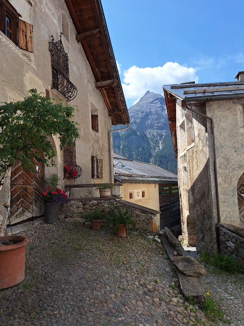 Latsch ob Bergün: Durch diese alte Gasse treibt Geißen-Peter immer die Ziegen der Dorfbewohner, um sie auf die Alp zu bringen.