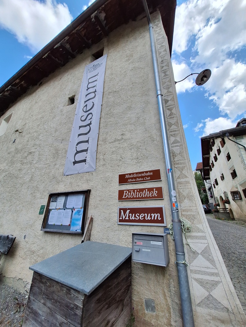 Dorfmuseum Bergün: Das Dorfmuseum steht unübersehbar direkt an der Hauptstraße des langgezogenen Straßendorfes Berggün/Bravougn.