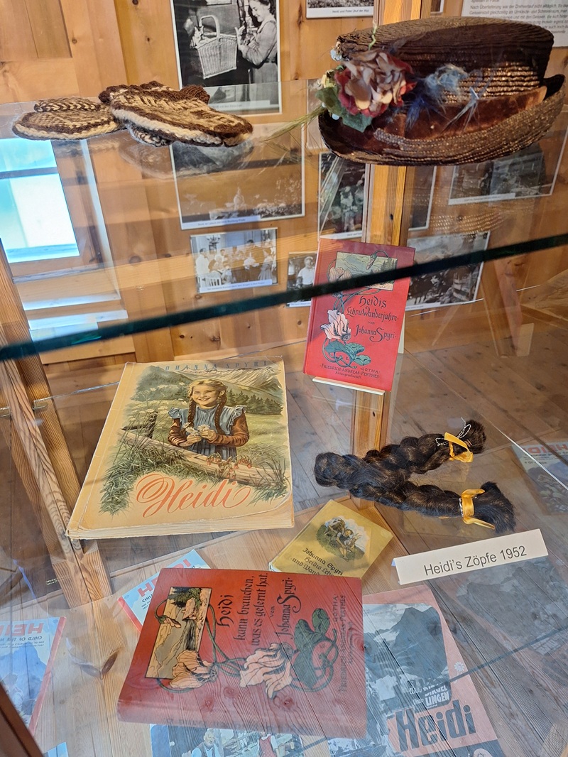 Dorfmuseum Bergün: Die Kleinausstellung der Verfilmung der "Heidi"-Romane in den Jahren 1952/1954 und 2014 zeigt Requisiten, aber auch Buchausgaben.