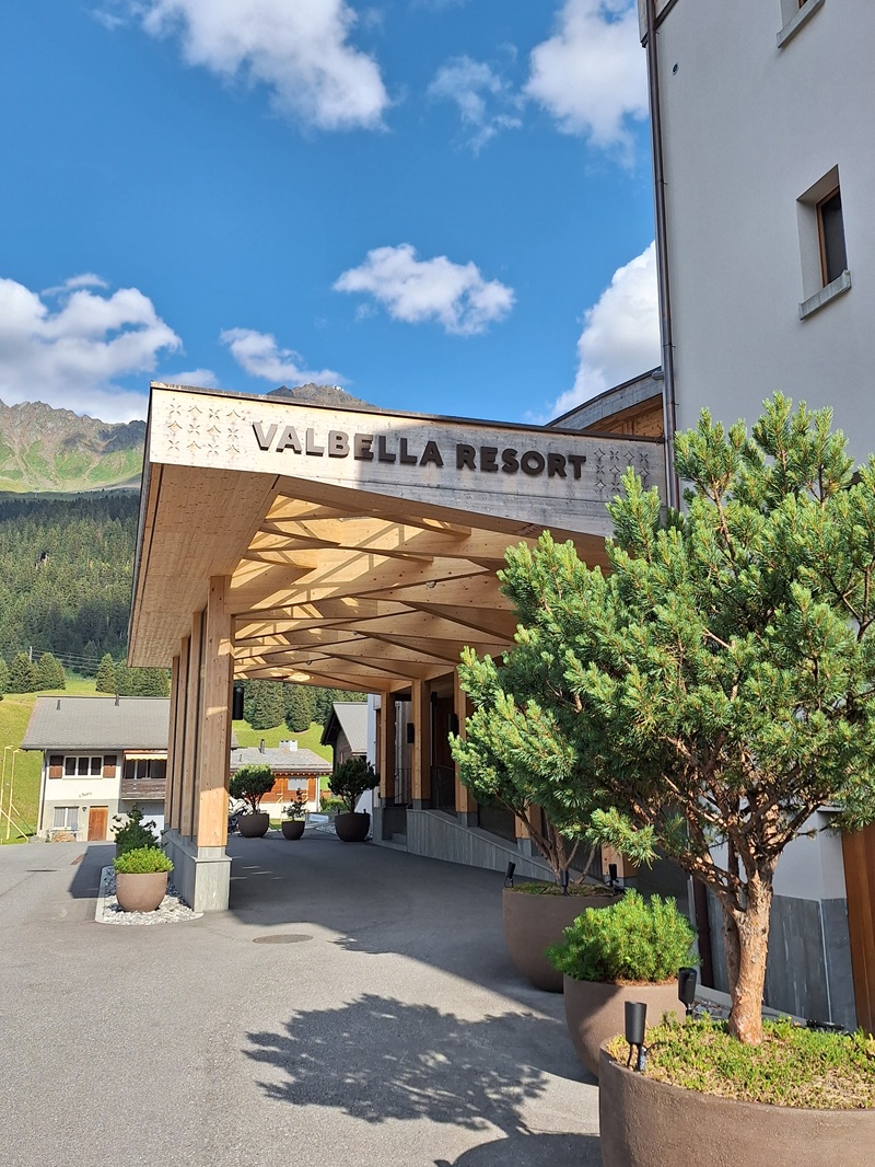 Valbella Resort, Lenzerheide: Vorfahrt am Hautpgebäude Tgiasa Principala, die beiden anderen Gebäude liegen fußläufig daneben und/oder sind per Tunnel mit ihm verbunden.