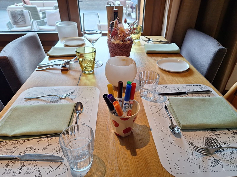 Valbella Resort, Lenzerheide: Nachhaltigkeit ist eine Frage der Details; sogar die ausmalbaren Kindergedecke im Restaurant sind es, da abwaschbar und somit wiederverwendbar.