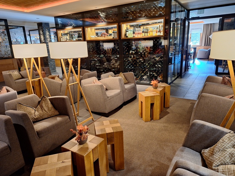 Valbella Resort, Lenzerheide: Die Bar hat zwei "Gesichter", einen begehbaren Weinschrank (im Bild) und rückseitig eine offene Bartheke.